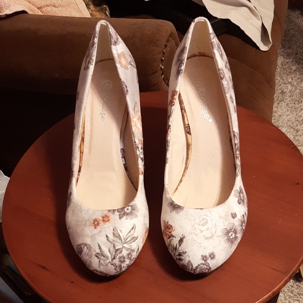 Reneeze Cream Floral Lace Heels